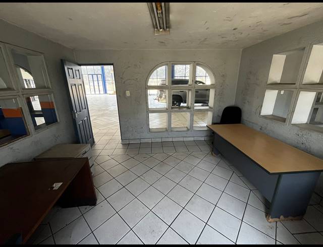 2,300M² SHOWROOM FOR SALE IN ANDERBOLT